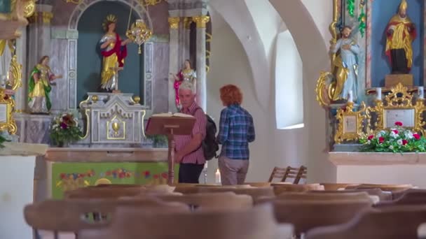 Paar schaut sich in Kirche um — Stockvideo