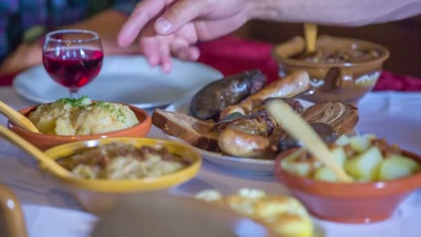 Um casal mais velho está comendo em um agrorestaurante — Vídeo de Stock