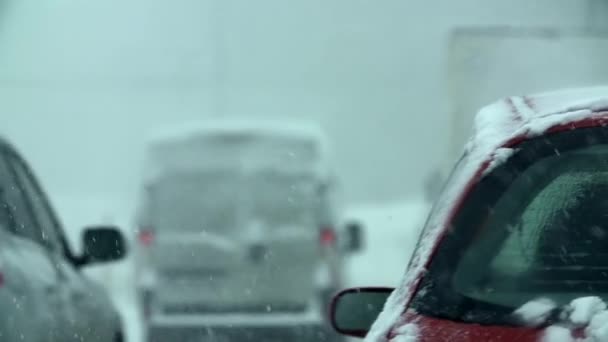 Carro de condução no inverno — Vídeo de Stock