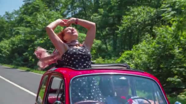 Літня леді в машині їде — стокове відео