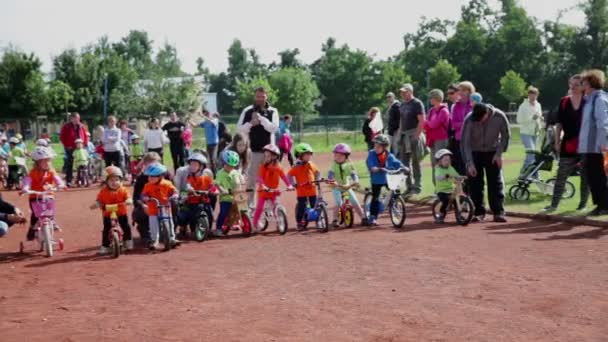 Children cycling marathon — Stock Video