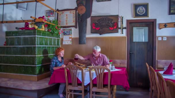 Een ouder echtpaar wordt uit eten gaan in een restaurant — Stockvideo