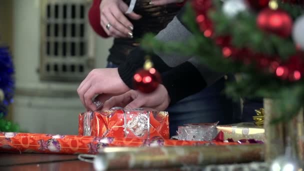 Novio ayudando chica embalaje regalos — Vídeos de Stock