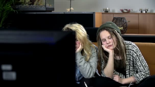 Adolescentes viendo la televisión — Vídeo de stock