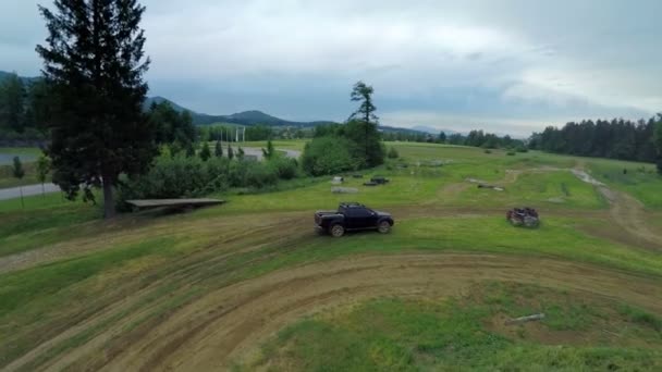 Fuera del curso de carretera con el conductor en recoger en un campo — Vídeo de stock