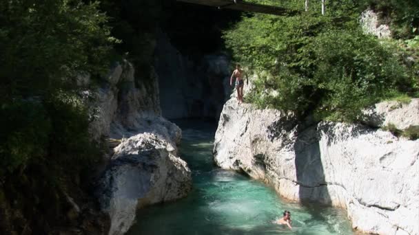 Teenagers are having fun in a cold stream — Stock Video