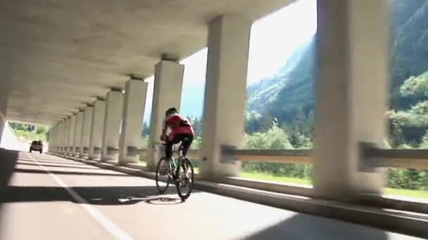 Course cycliste à travers la Slovénie . — Video