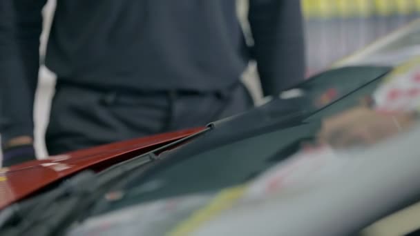 Man  changing  the rubber on the wiper — Stock Video