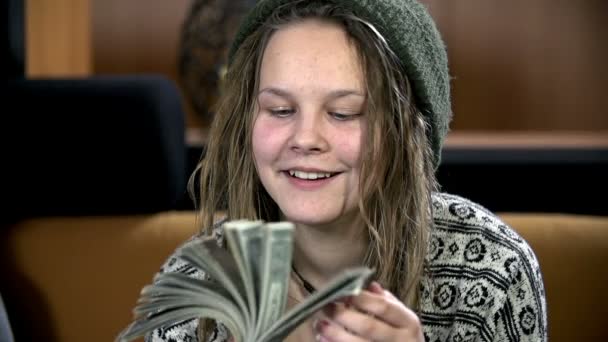 Flicka håller dollarsedlar — Stockvideo