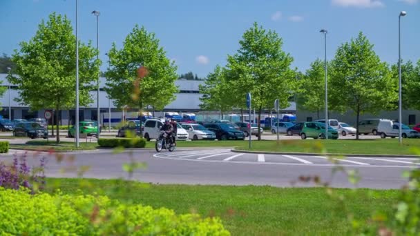 Un uomo e una donna stanno guidando la loro moto retrò — Video Stock