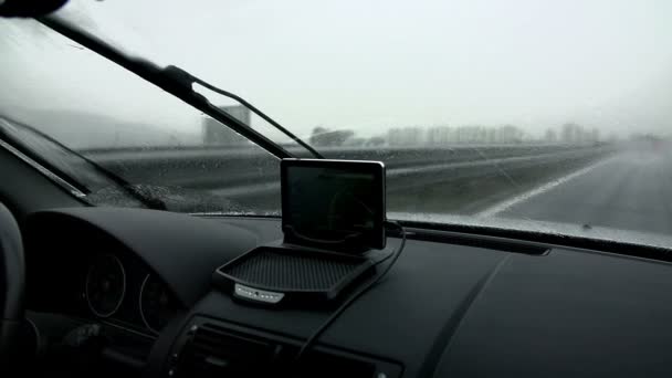 Conducir en una carretera en un día brumoso — Vídeo de stock