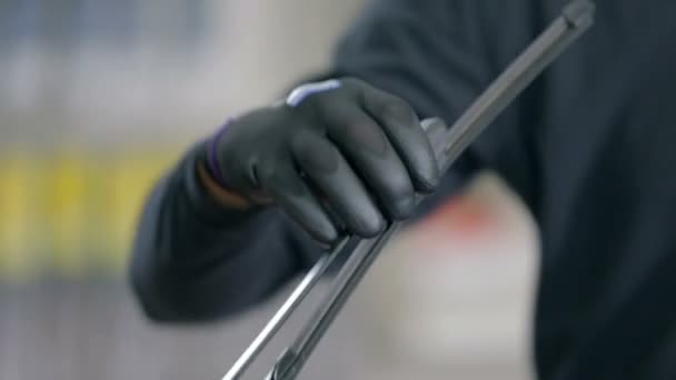Homem mudando a borracha no limpador — Vídeo de Stock