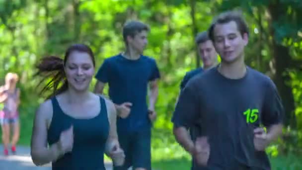 Ein paar Läufer joggen gemeinsam in der Natur — Stockvideo