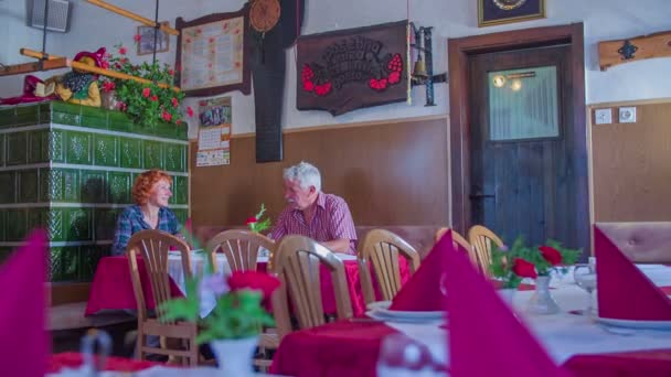 Muž a žena jsou rozhovory s ostatními v restauraci — Stock video