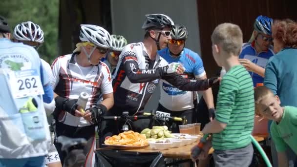 Snack en el camino en maratón de ciclismo — Vídeos de Stock
