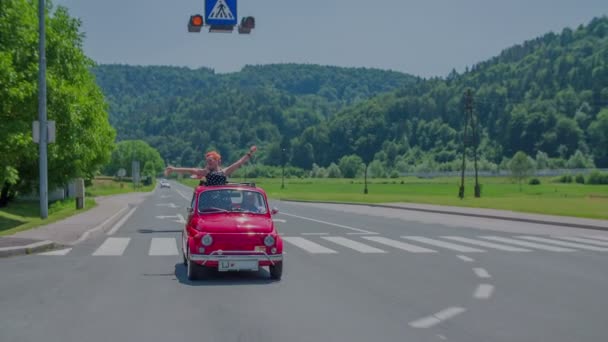 Uma senhora idosa está desfrutando de um passeio de carro — Vídeo de Stock
