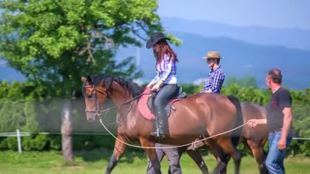 Senhora está montando seu cavalo marrom — Vídeo de Stock