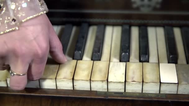 Close-up van handen speelt piano — Stockvideo