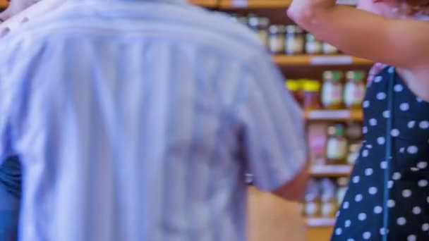 La señora y su marido están visitando una tienda — Vídeos de Stock