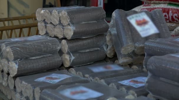 Wooden briquettes of various sizes — Stock Video