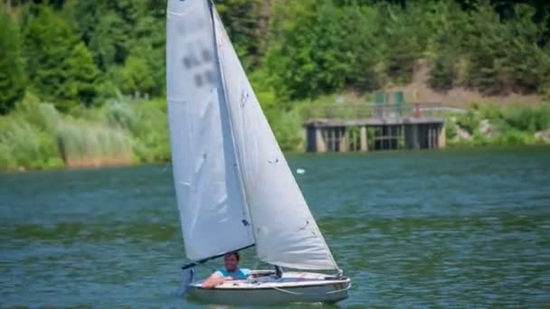 Uomo sta salutando da una barca a vela — Video Stock