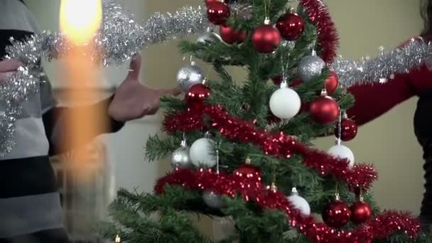 Κορίτσι και αγόρι διακόσμηση του χριστουγεννιάτικου δέντρου — Αρχείο Βίντεο