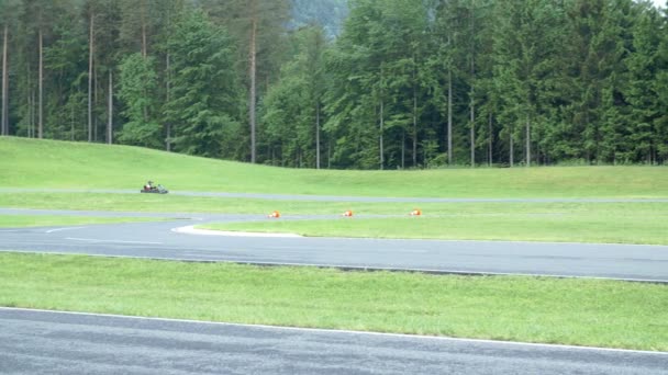 Carrinho concorrência na pista de corrida — Vídeo de Stock