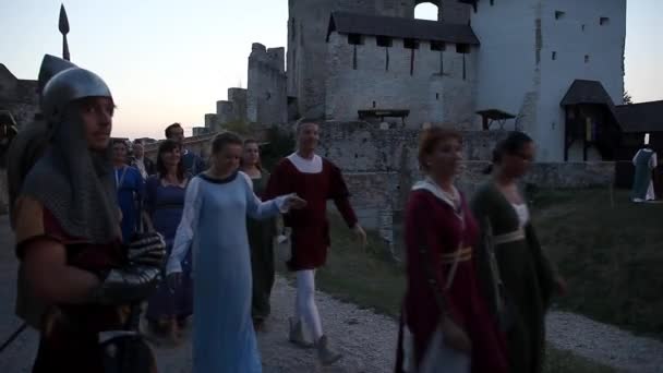 Fiesta medieval en el castillo — Vídeo de stock