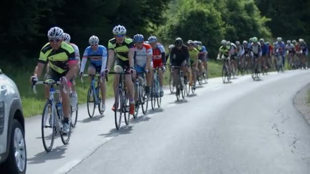 Ποδηλάτες ιππασίας για έναν μαραθώνιο ποδηλάτων στη Σλοβενία — Αρχείο Βίντεο