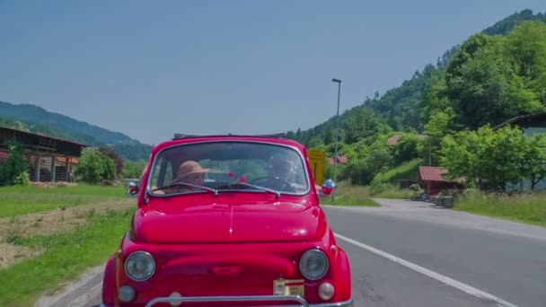 Una pareja mayor está conduciendo por un camino rural — Vídeo de stock