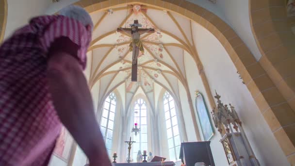 Pareja caminando en la iglesia y mirando hacia arriba — Vídeo de stock