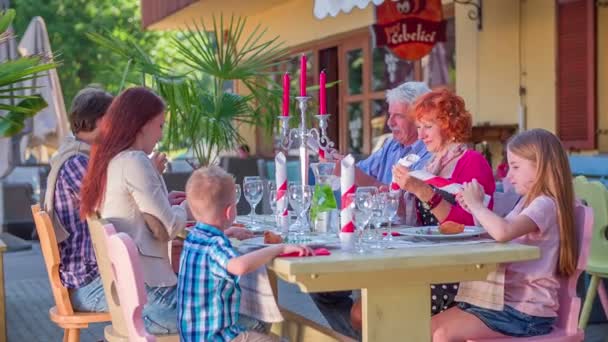 Bir aile bir restoranda oturan — Stok video
