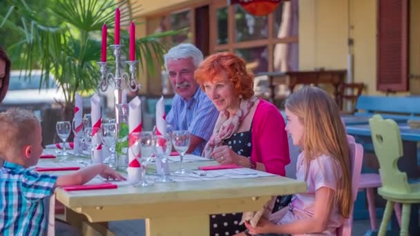 Oma is in gesprek met haar jongste kleinkind — Stockvideo