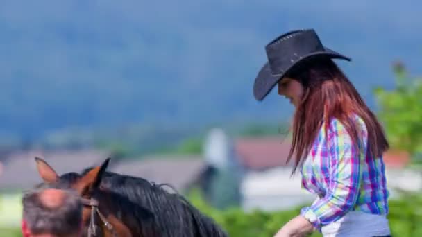 Ragazza cavalca un cavallo accompagnato da un allevatore di cavalli — Video Stock