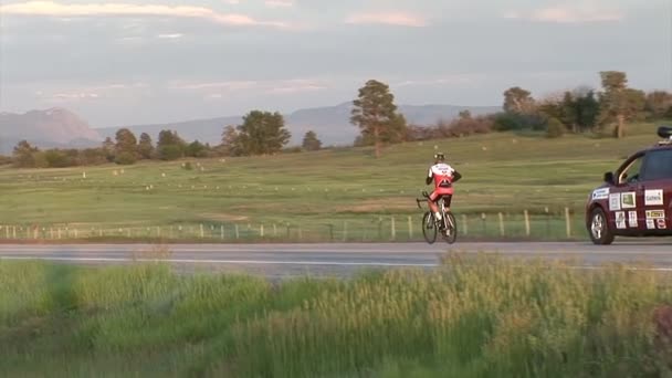 Radfahrer rast auf Radweg — Stockvideo