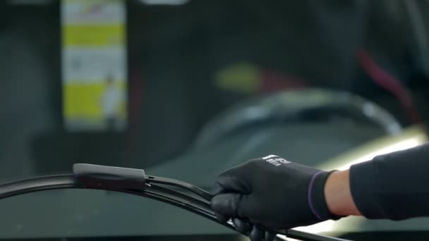 Man  changing  the rubber on the wiper — Stock Video