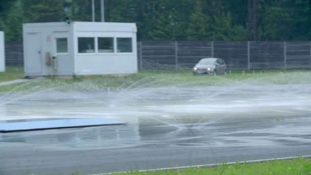 Paseos en coche en pista de carreras — Vídeo de stock