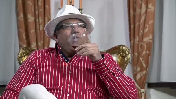 Hombre con una copa de vino tinto — Vídeos de Stock