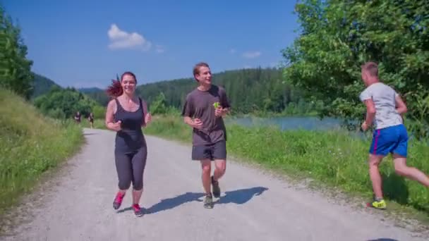 Un coureur passe un couple quand ils font du jogging — Video