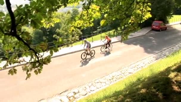 Vrienden zijn bergop fietsen — Stockvideo