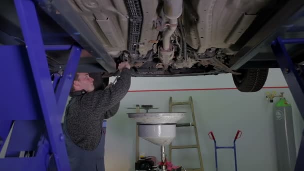 Mécanicien travaillant sur un service annuel — Video