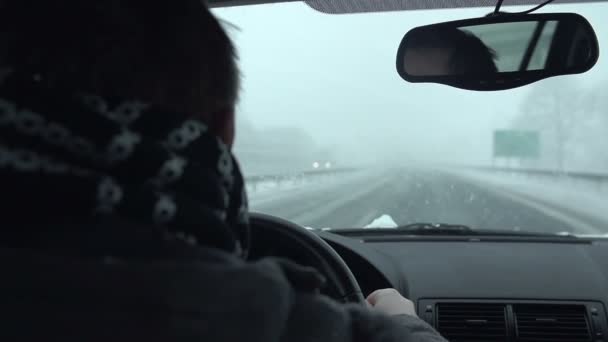 Hombre conduciendo en la nieve — Vídeo de stock