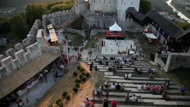 Festival medievale di fronte a un grande pubblico — Video Stock