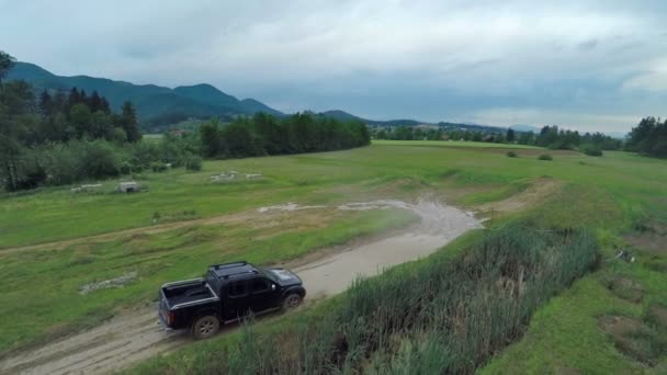 Off-road rijden op een platteland — Stockvideo