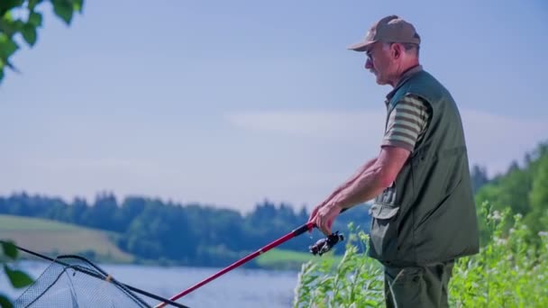 渔夫在湖上支出的一天 — 图库视频影像
