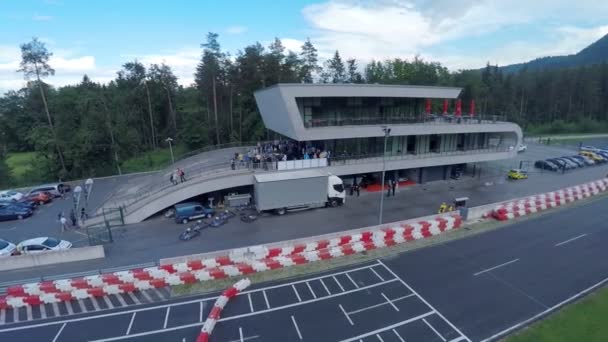 Edifício principal em pista de corridas com cursos de asfalto — Vídeo de Stock