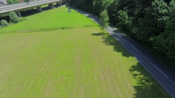 récolte de foin et la route dans la distance lointaine 