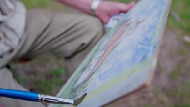 Pintor está pintando su nueva obra de arte — Vídeos de Stock