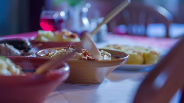 Mujer está tomando un plato con col de una mesa — Vídeo de stock