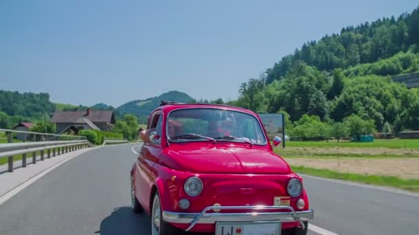 Ett äldre par anländer till stan i bilen — Stockvideo